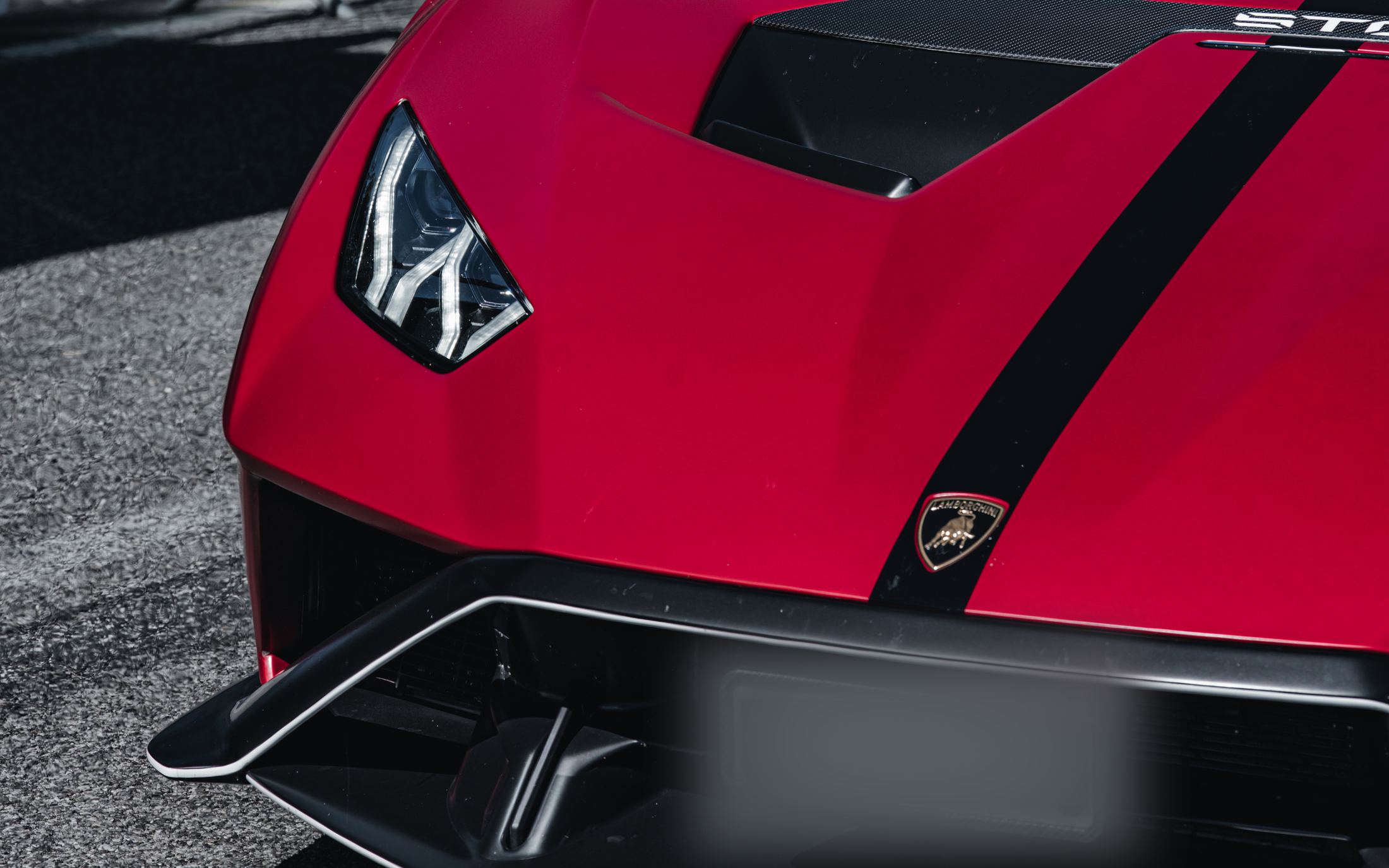 Lamborghini Huracán STO rouge exposée au Festival Carburacœur à Divonne-les-Bains