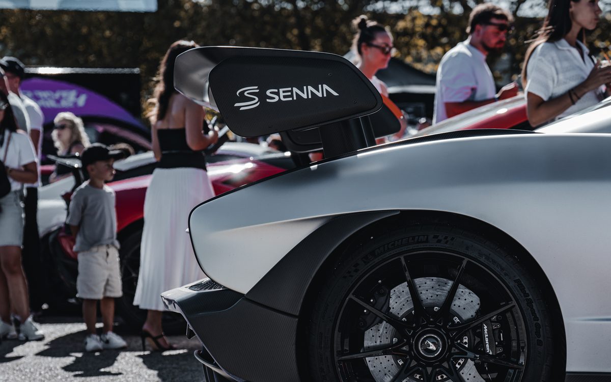 McLaren Senna grise admirée par le public au Festival Carburacœur